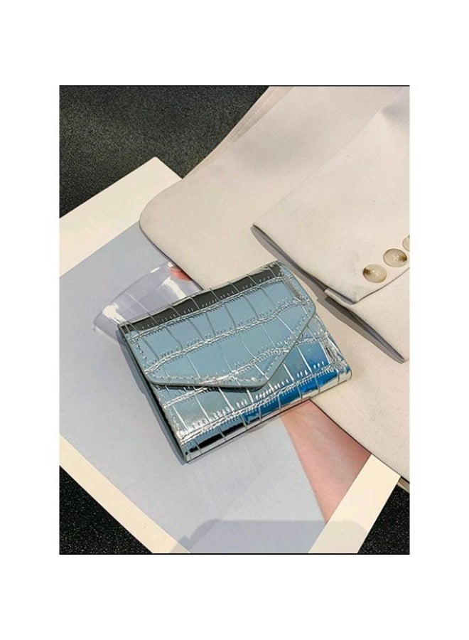 محفظة نسائية فاخرة بنقشة جلد التمساح – تصميم ميني أنيق وصغير الحجم بفتحات متعددة للكروت وجيب للنقود الورقية والعملات المعدنية – خامة جلد متينة لامعة وسهلة الحمل داخل أي شنطة – تنظيم مثالي وراحة يومية في محفظة واحدة مدمجة وعصرية - لون فضي - Image 1