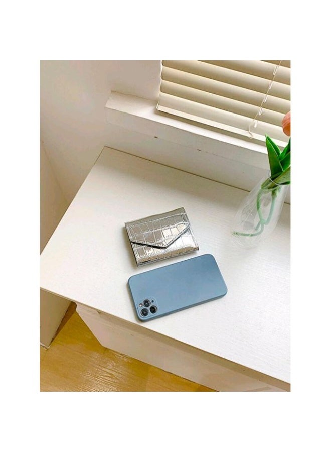 محفظة نسائية فاخرة بنقشة جلد التمساح – تصميم ميني أنيق وصغير الحجم بفتحات متعددة للكروت وجيب للنقود الورقية والعملات المعدنية – خامة جلد متينة لامعة وسهلة الحمل داخل أي شنطة – تنظيم مثالي وراحة يومية في محفظة واحدة مدمجة وعصرية - لون فضي - Image 5