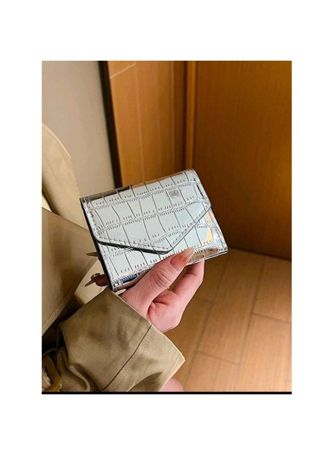 محفظة نسائية فاخرة بنقشة جلد التمساح – تصميم ميني أنيق وصغير الحجم بفتحات متعددة للكروت وجيب للنقود الورقية والعملات المعدنية – خامة جلد متينة لامعة وسهلة الحمل داخل أي شنطة – تنظيم مثالي وراحة يومية في محفظة واحدة مدمجة وعصرية - لون فضي - Image 2