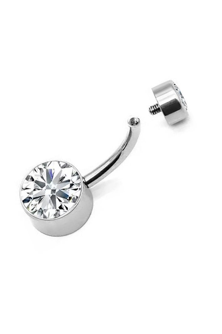 زر بطن فضي من التيتانيوم الطبي - مرصع بـ zirconia البراق ومضاد للحساسية بشكل كامل. بجودة طبية تناسب البشرة الحساسة، ولمسة فاخرة للبيكيني والحفلات