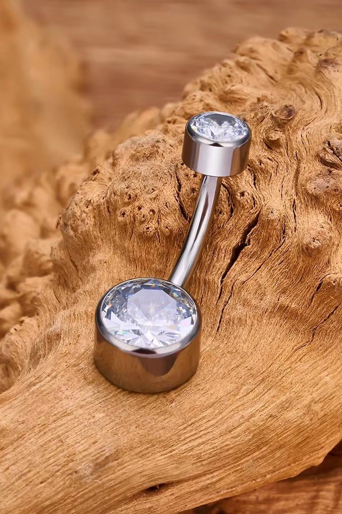 زر بطن فضي من التيتانيوم الطبي - مرصع بـ zirconia البراق ومضاد للحساسية بشكل كامل. بجودة طبية تناسب البشرة الحساسة، ولمسة فاخرة للبيكيني والحفلات