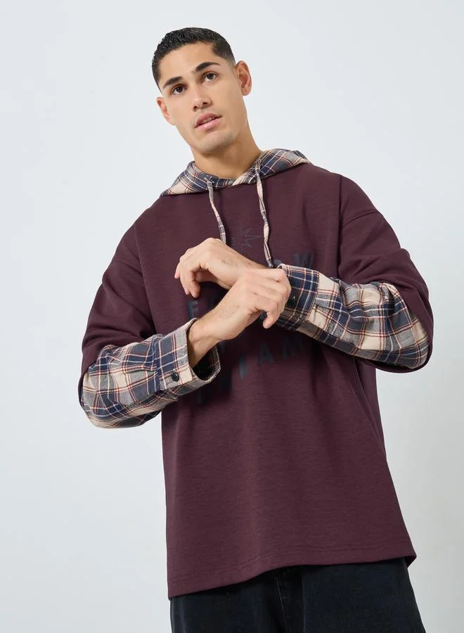 تايك تو هودي رجالي خمري بنقشة مربعات مطبع بشعار