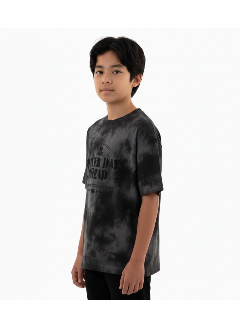 جوانا تي شيرت أولاد برقبة دائرية وأكمام قصيرة مع عبارات "أيام أفضل قادمة" - أسود - سنتان - Image 2