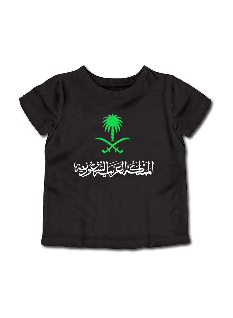 لوحة تيشيرت قطن للأطفال مناسب للأولاد والبنات لمناسبة اليوم الوطني السعودي أو للفخر بالانتماء للوطن في كل الأوقات - Image 1