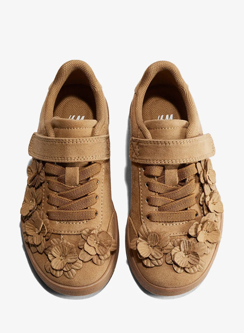 اتش اند ام سنيكرز بتفاصيل زهور