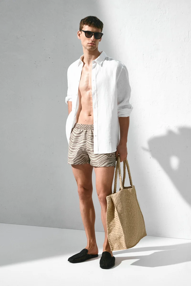 اتش اند ام شورت سباحة مزيّن بنقوش