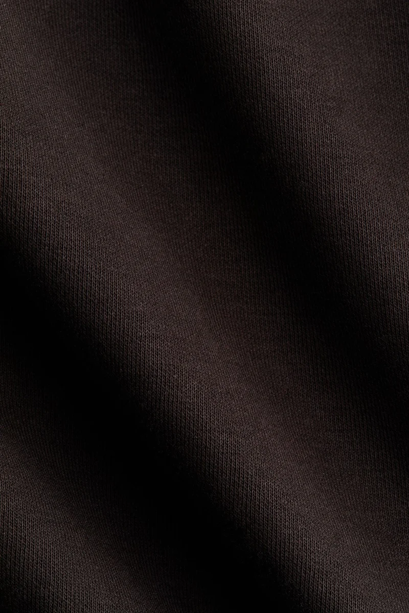 اتش اند ام بلوزة قصيرة من قماش منسوج