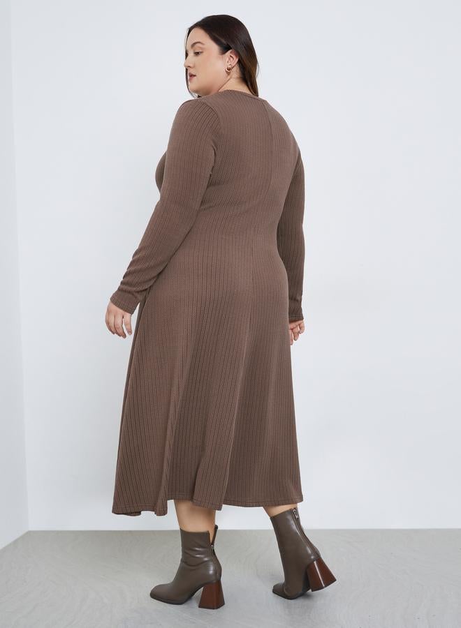 ستايلي فستان ميدي فضفاض بمقاس كبير وتفاصيل محبوكة - Image 4