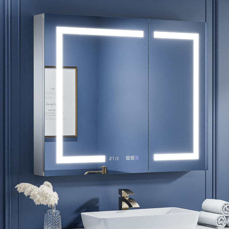 خزانة دواء مضاءة LED للحمام مع مرآة 36 × 30 بوصة مثبتة أو سطحية مع ساعة عرض درجة حرارة الغرفة وإزالة الضباب وتعتيم غير محدود وتغيير درجة حرارة الألوان 3 مآخذ USB