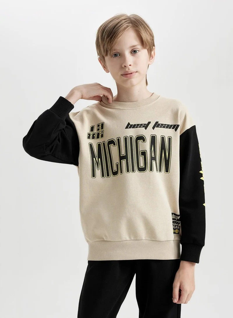 ديفاكتو طقم قطعتين: سويت شيرت مطبوع وبنطلون رياضي بخصر مطاطي