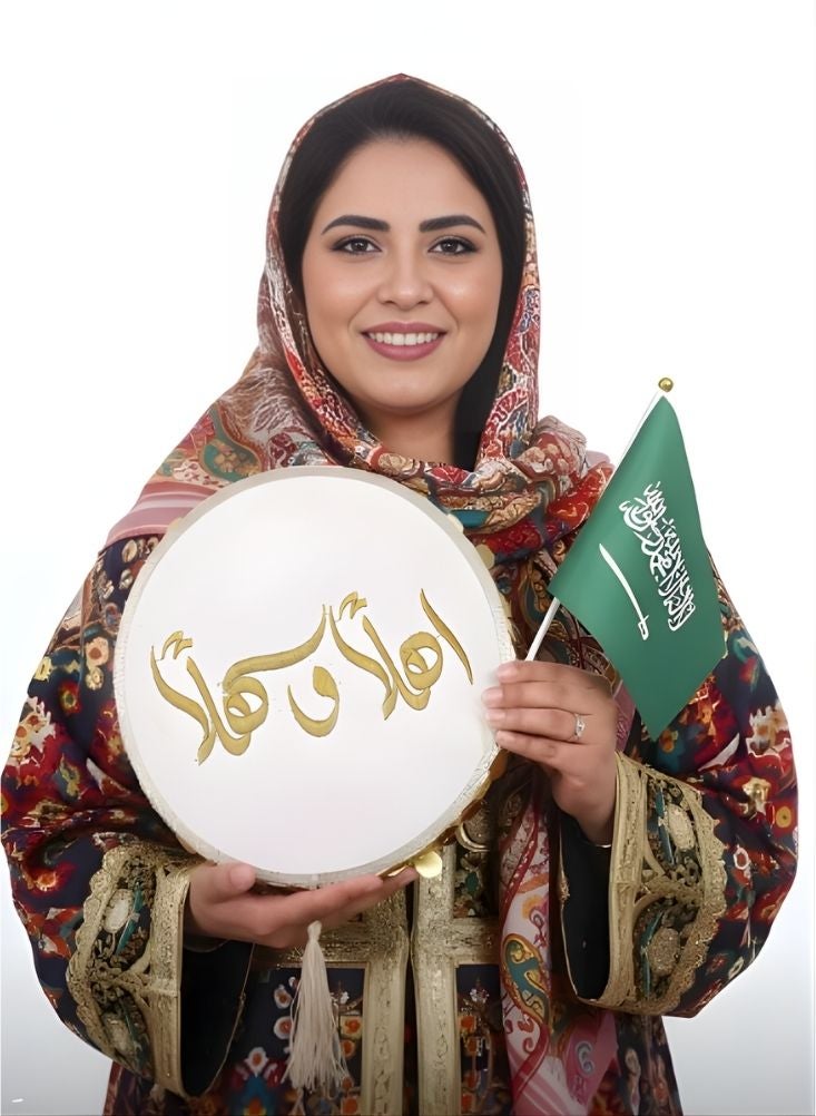 بريميم دف يدوي مزخرف بالخط العربي بمناسبة اليوم الوطني السعودي - طبلة تراثية تقليدية تحمل علم المملكة العربية السعودية للاحتفالات والمناسبات الثقافية - Image 2