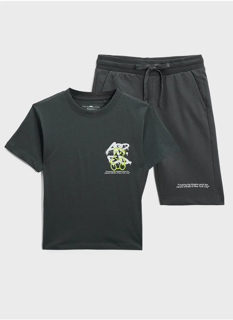 ريبلز مع نمشي Oversized T-Shirt & Shorts Set