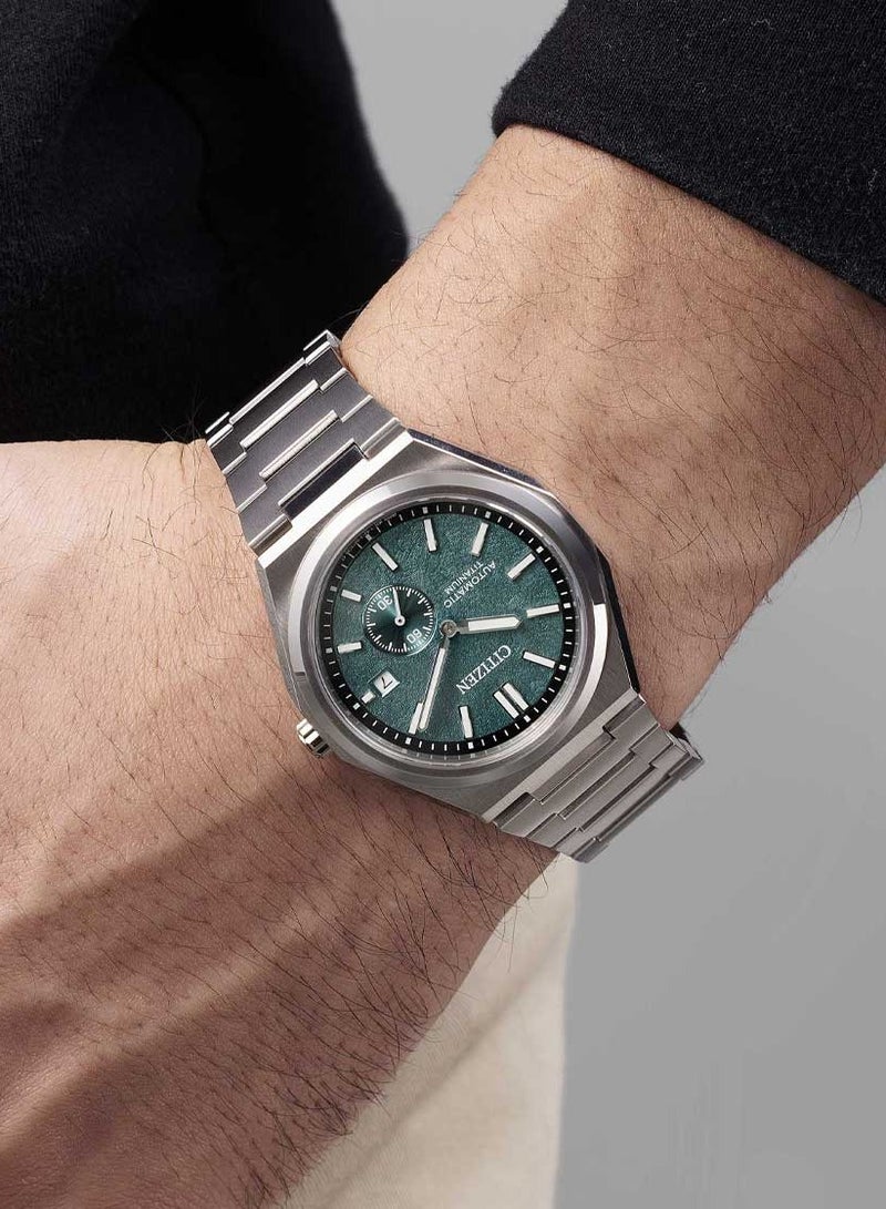 CITIZEN ساعة يد أوتوماتيكية للرجال من سيتيزن NJ0180-80X، قرص أخضر، سوار سوبر تيتانيوم، قرص ثواني صغير، كريستال ياقوتي، مقاومة للماء حتى 100 متر - Image 5