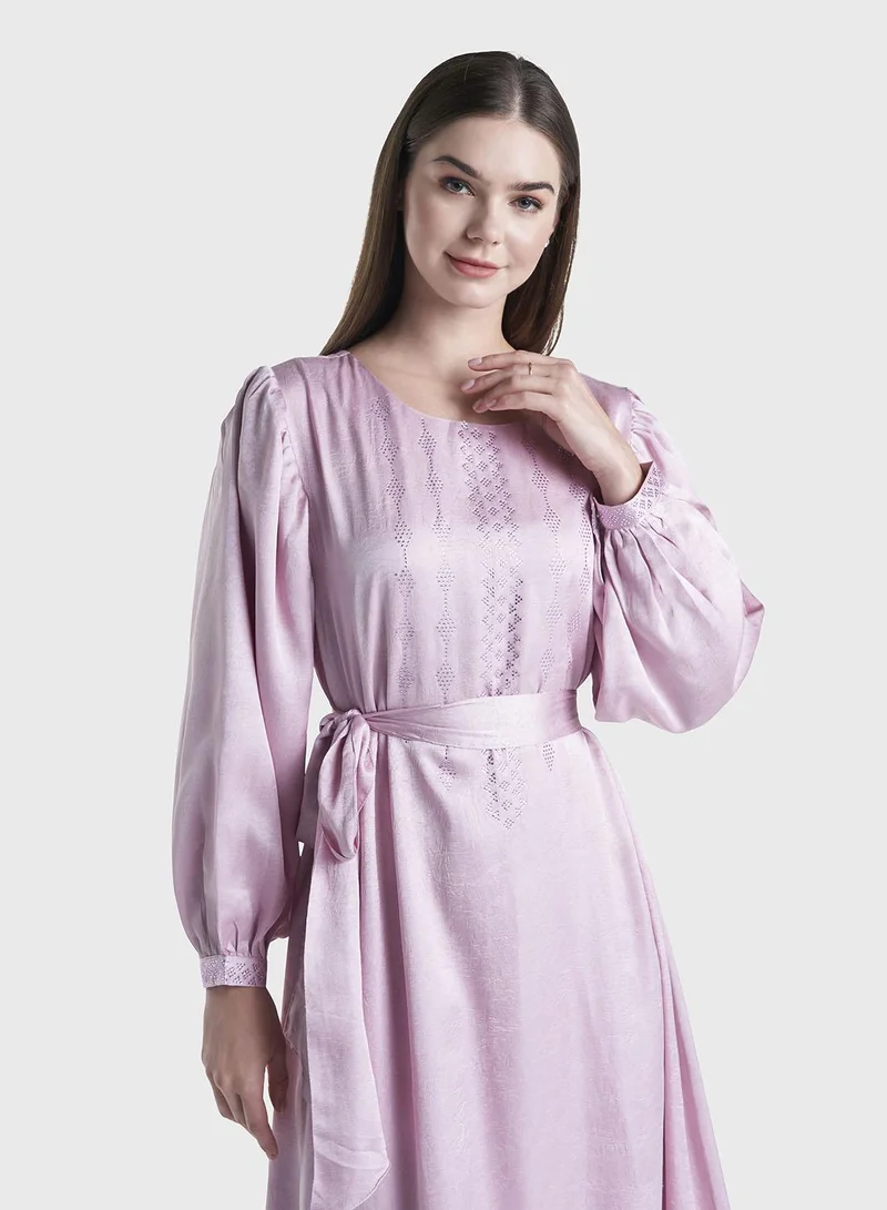 كشخة فستان طويل بنفسجي لامع بنقوش