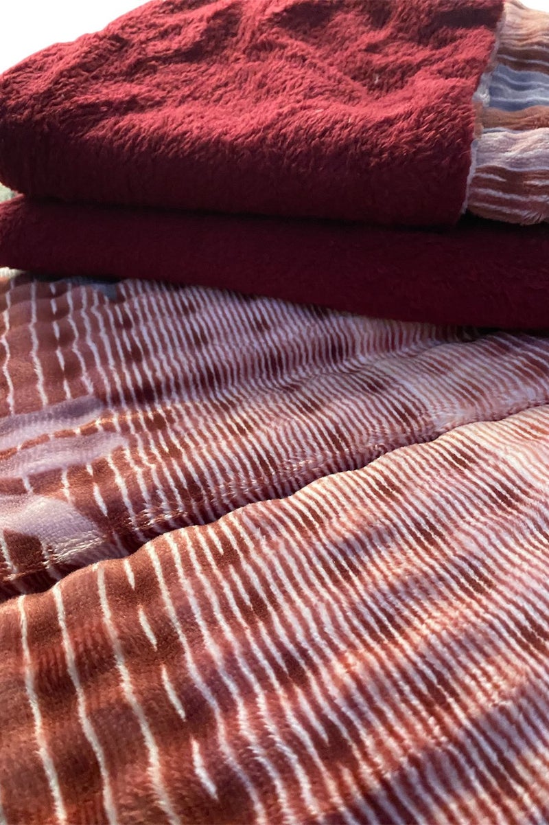 لحاف للسريرمقاس كبير دبل فيس _ طقم مكون من 3 قطع _ لحاف + 2 كفر مخده مقاس 50 * 70 سم ( وجه قطيفه ووجه فرو ) مناسب للهدايا وجهاز العرايس - Image 2