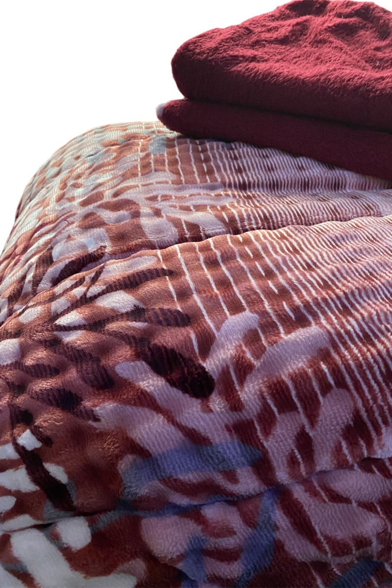 لحاف للسريرمقاس كبير دبل فيس _ طقم مكون من 3 قطع _ لحاف + 2 كفر مخده مقاس 50 * 70 سم ( وجه قطيفه ووجه فرو ) مناسب للهدايا وجهاز العرايس - Image 1