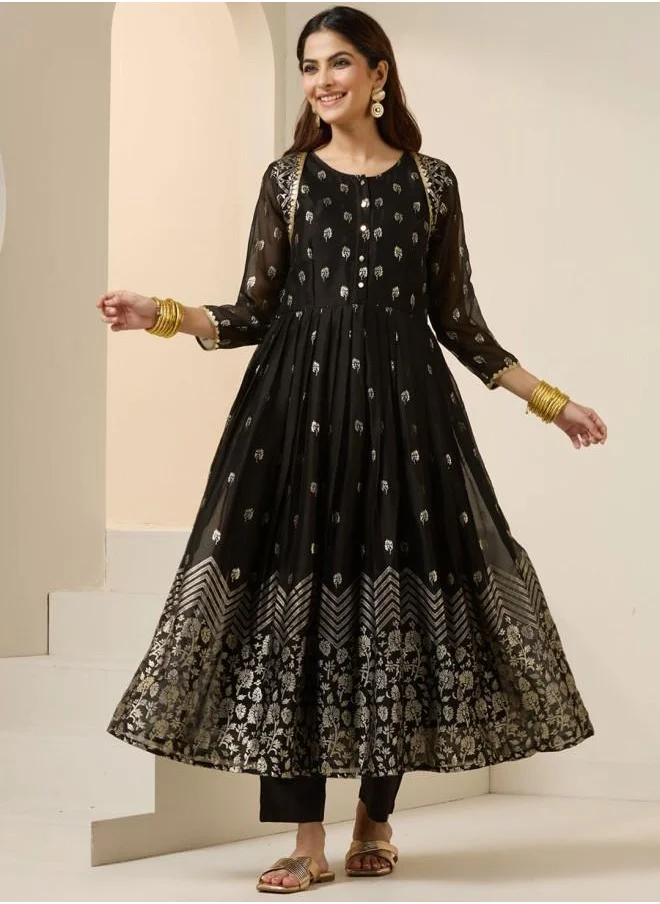 آي شين Three-Fourth Sleeve Women Black Georgette Kurta Set with Embroidered pattern Tunic and Palazzo features a Round neckline and Three-Fourth Sleeve secured with Elastic closure and styled in Straight Fit ideal for Festive moments — exude elegance in every glance.