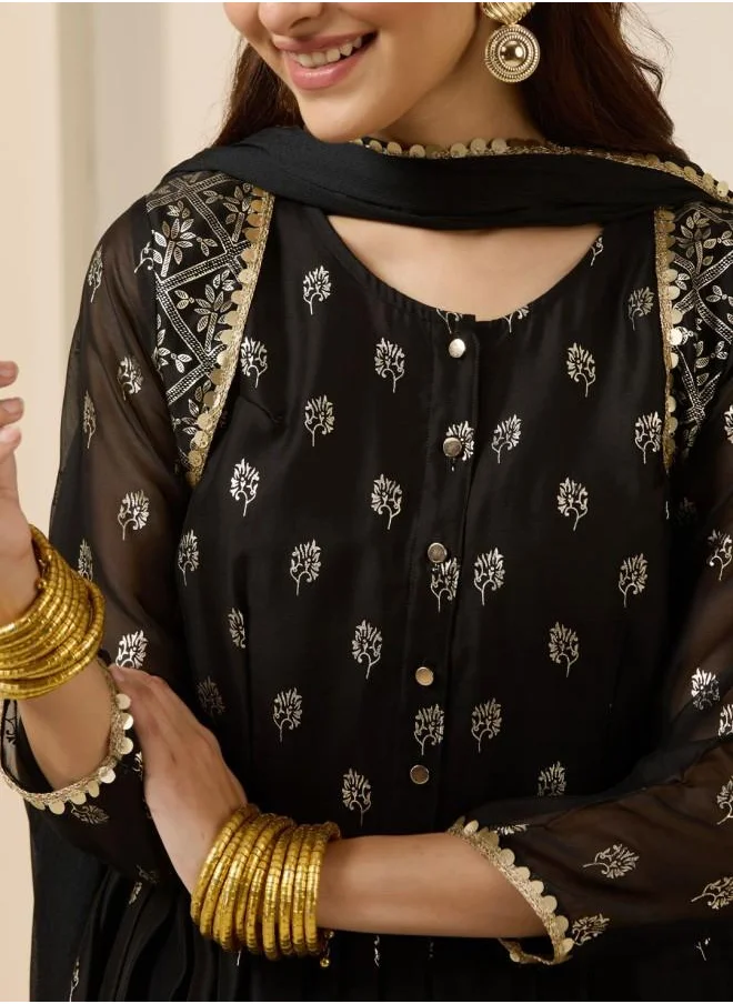 آي شين Three-Fourth Sleeve Women Black Georgette Kurta Set with Embroidered pattern Tunic and Palazzo features a Round neckline and Three-Fourth Sleeve secured with Elastic closure and styled in Straight Fit ideal for Festive moments — exude elegance in every glance.