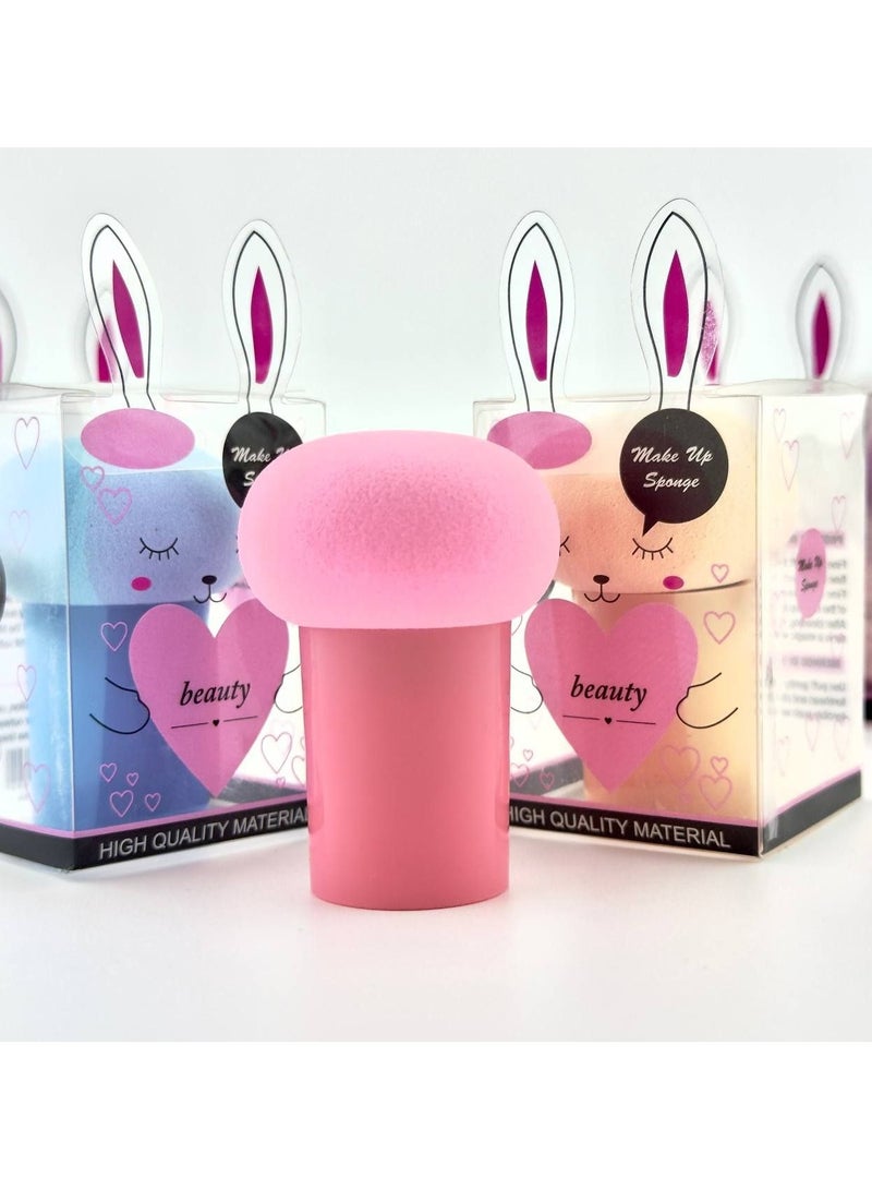 إسفنجة مكياج، بيوتي بلندر وظيفتها هي المساعدة في توزيع كريم الأساس، أو الكونسيلر، أو أي كريم/سائل للوجه بالتساوي وسلاسة، مما يمنحها لمسة نهائية طبيعية دون خطوط أو بقع. بفضل مقبضها، يسهل استخدامها ويحافظ على نظافة يديكِ. - Image 1