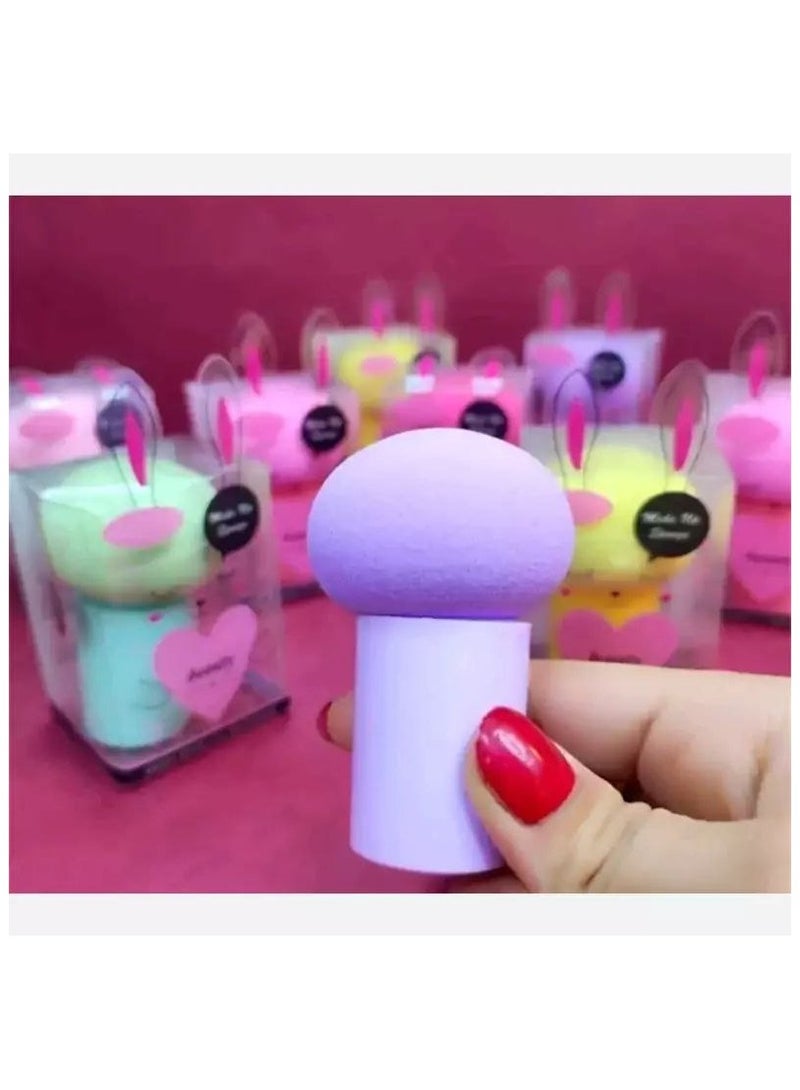 إسفنجة مكياج، بيوتي بلندر وظيفتها هي المساعدة في توزيع كريم الأساس، أو الكونسيلر، أو أي كريم/سائل للوجه بالتساوي وسلاسة، مما يمنحها لمسة نهائية طبيعية دون خطوط أو بقع. بفضل مقبضها، يسهل استخدامها ويحافظ على نظافة يديكِ. - Image 3