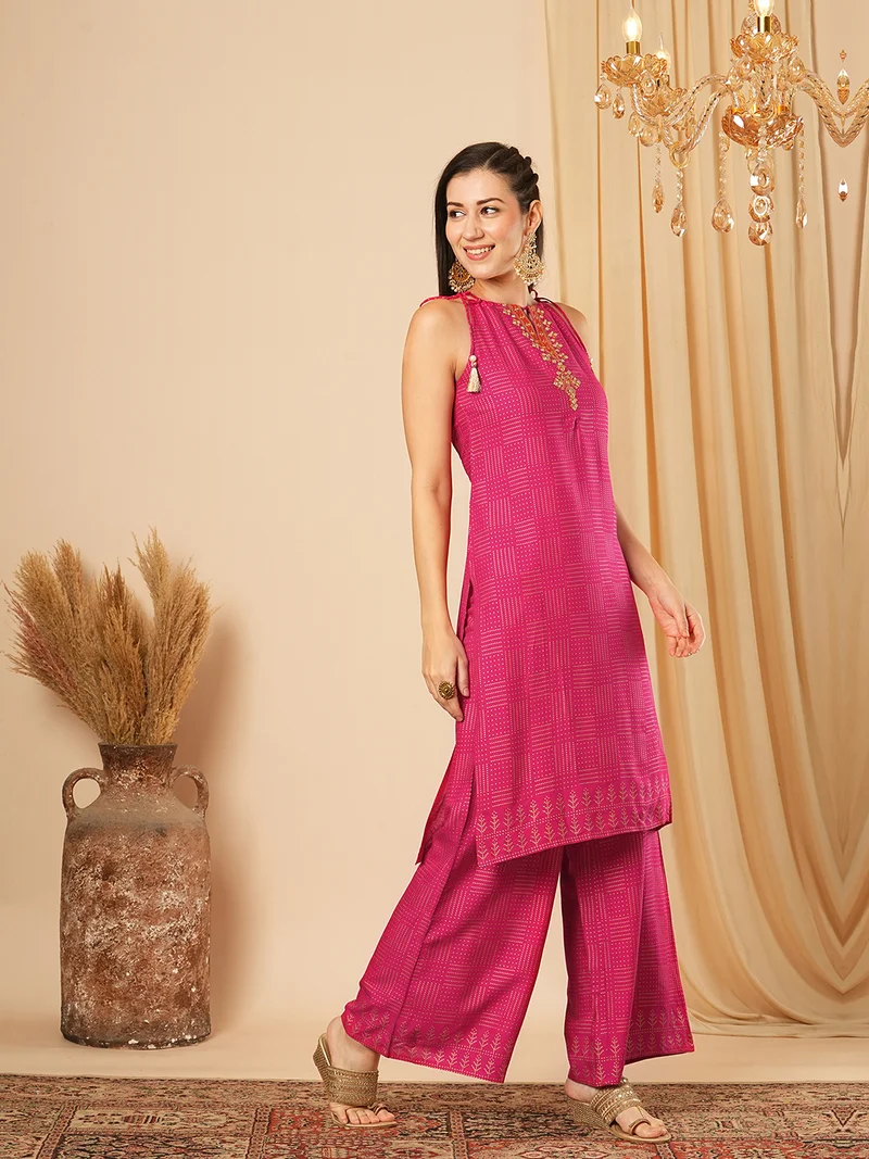 جلو باص جلوبس للنساء مطبوع بياقة مفتاحية وتطريز، كورتا مستقيمة مع بنطلون