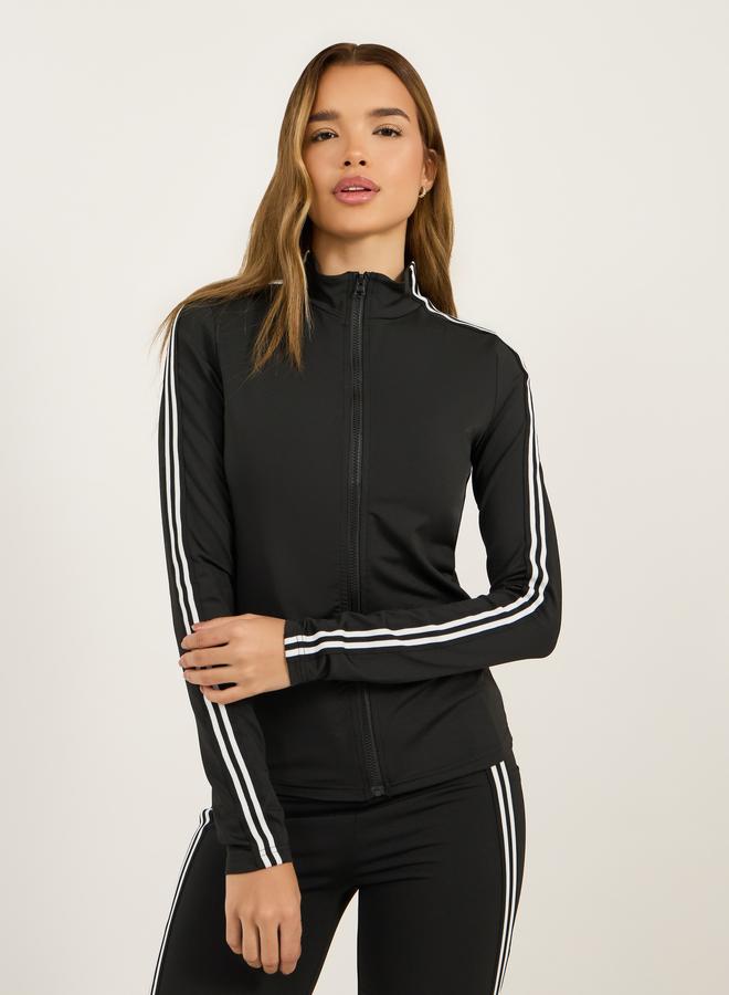 ستايلي اكتيف طقم رياضي 3 قطع - حمالة صدر رياضية مزدوجة بخطوط متباينة، جاكيت بأكمام مخصصة للإبهام، وسروال واسع - Image 3