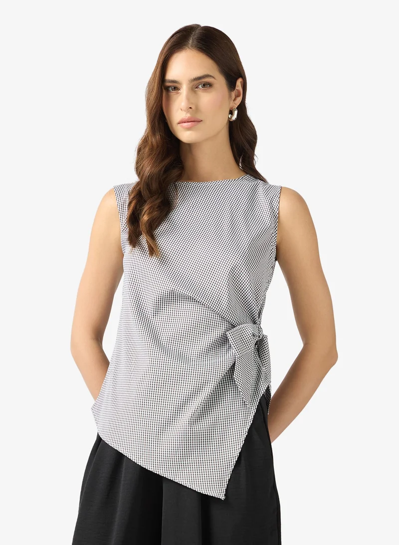 ايلا بلوزة بياقة مخططة وعقدة جانبية