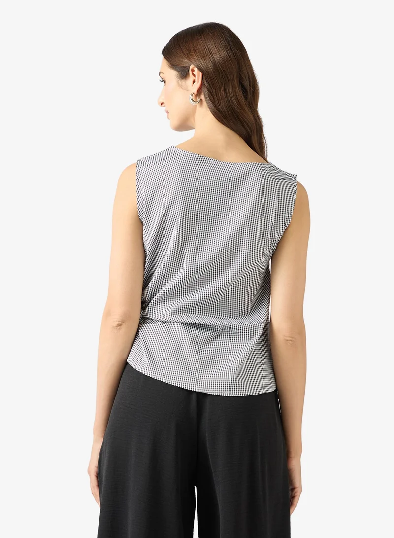 ايلا بلوزة بياقة مخططة وعقدة جانبية