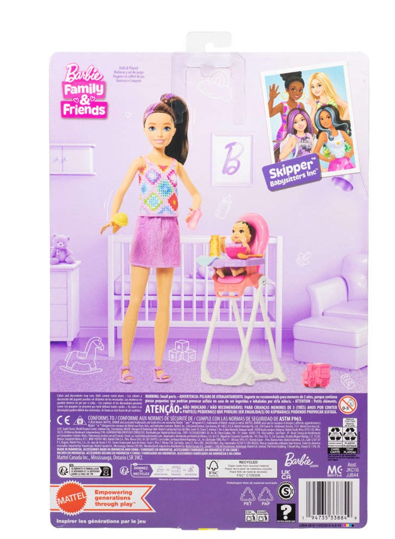 Barbie مجموعة ألعاب سكipper Babysitters Inc. مع دمية سمراء، دمية طفلة سمراء، كرسي عالٍ و 8 ملحقات بما في ذلك الطعام - Image 4