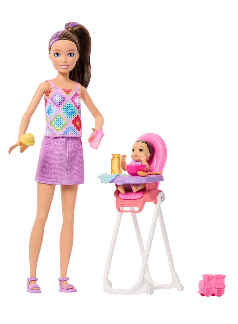 Barbie مجموعة ألعاب سكipper Babysitters Inc. مع دمية سمراء، دمية طفلة سمراء، كرسي عالٍ و 8 ملحقات بما في ذلك الطعام - Image 2
