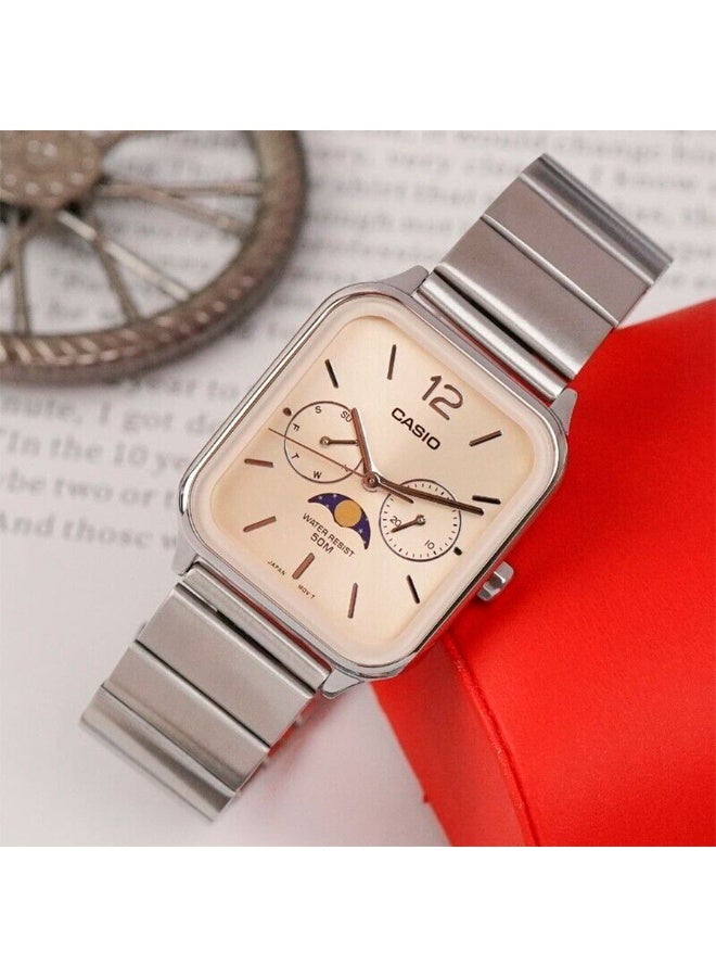 CASIO ساعة كاسيو MTP-M305D-9A للرجال بمرحلة القمر، هيكل من الفولاذ المقاوم للصدأ، قرص ذهبي، تناظرية متعددة الوظائف – عرض اليوم والتاريخ، مقاومة للماء حتى 50 متر - Image 4