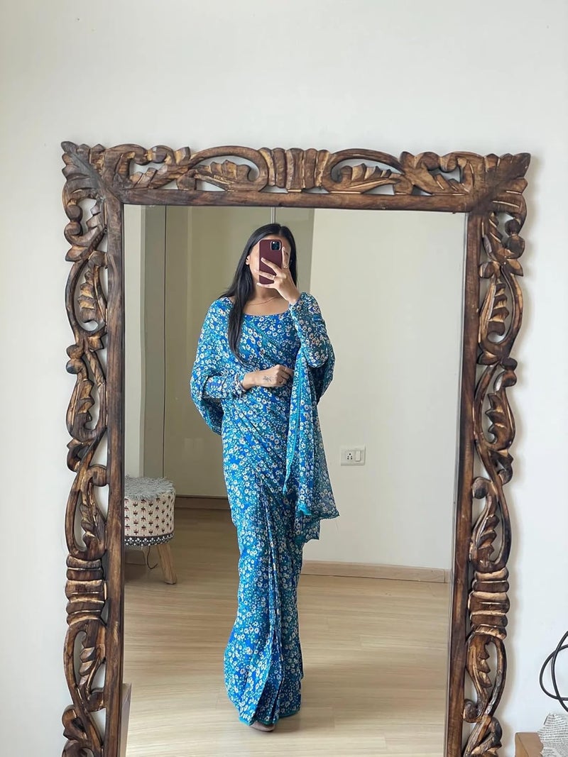 Sidhidata ساري سيدي داتا النسائي بلون أزرق سماوي من جورجيت مزخرف بأزهار مع قطعة بلوزة غير مخيطة - Image 3