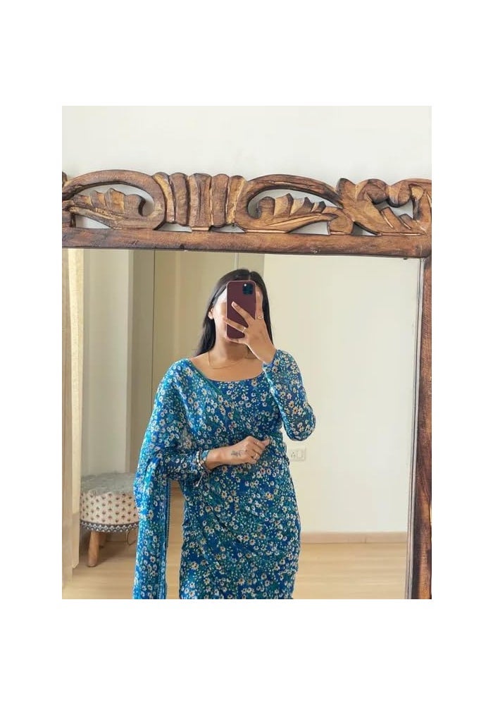 Sidhidata ساري سيدي داتا النسائي بلون أزرق سماوي من جورجيت مزخرف بأزهار مع قطعة بلوزة غير مخيطة - Image 2