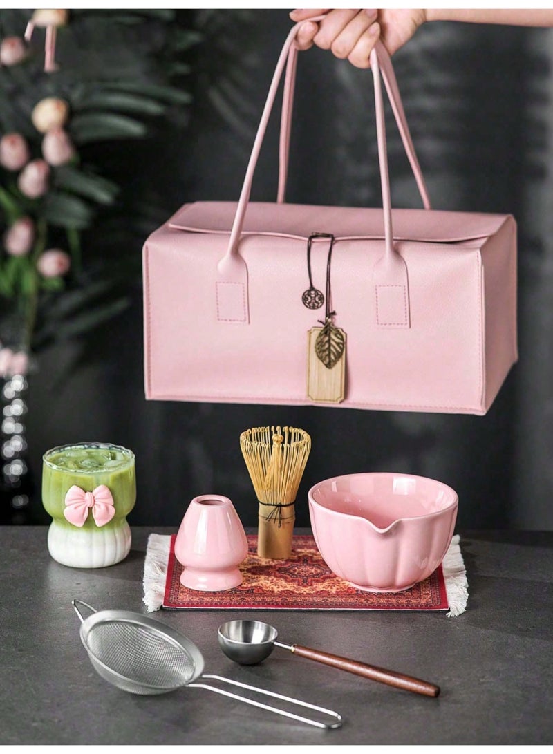 دائرة مربعة طقم ماتشا ياباني 8 قطع مع وعاء سيراميك للماتشا، خفاقة خيزران، حامل خفاقة، ملعقة ومنخل – مجموعة تحضير الماتشا التقليدية لحفل الشاي، طقم هدية ماتشا أنيق (وردي) - Image 1