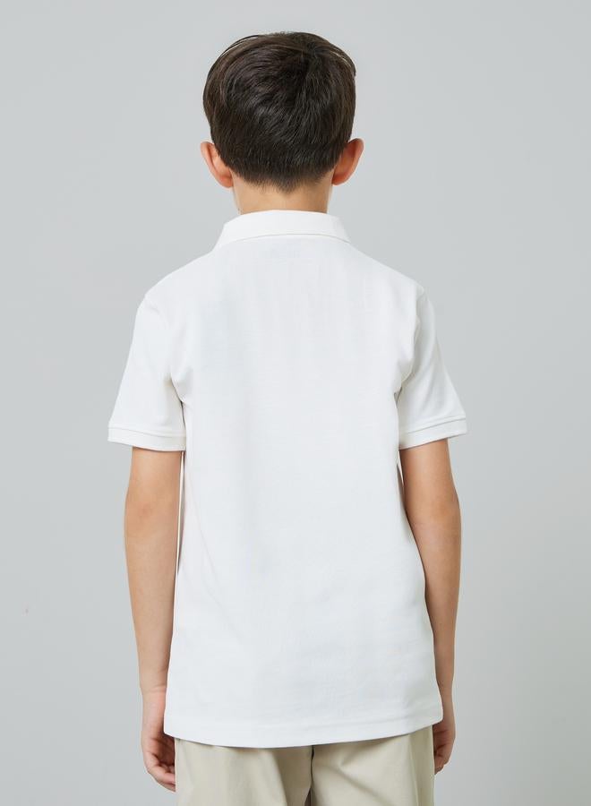 Styli Boys Off White Chest Print Knitted Regular Fit Polo T-Shirt - Image 3