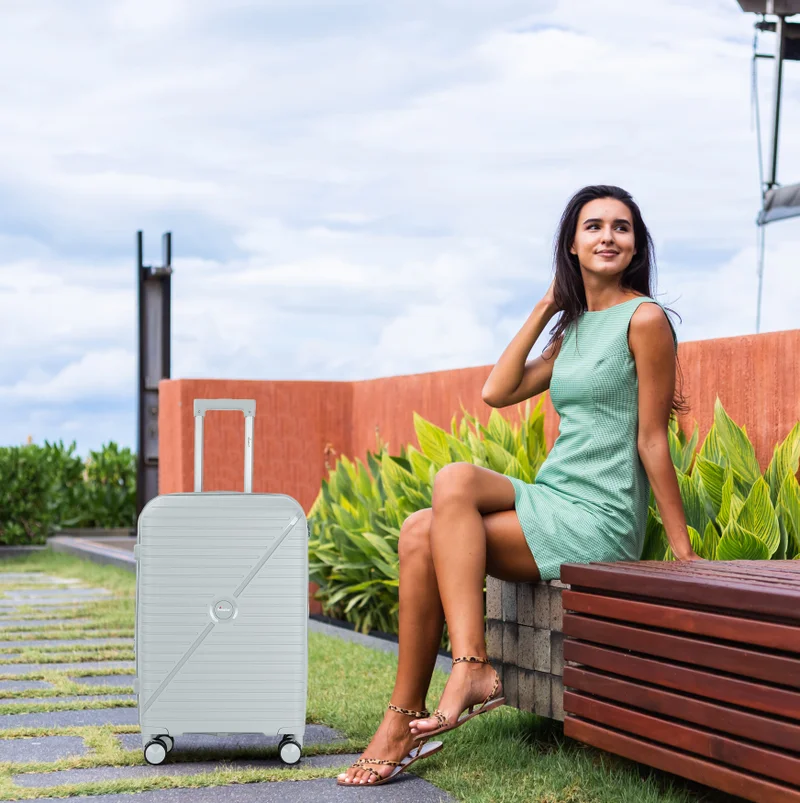 سيناتور حقيبة سفر بعجلات دوارة مزدوجة خفيفة الوزن قابلة للتوسيع من البولي بروبلين بتصميم عصري بسحاب آمن  فضي