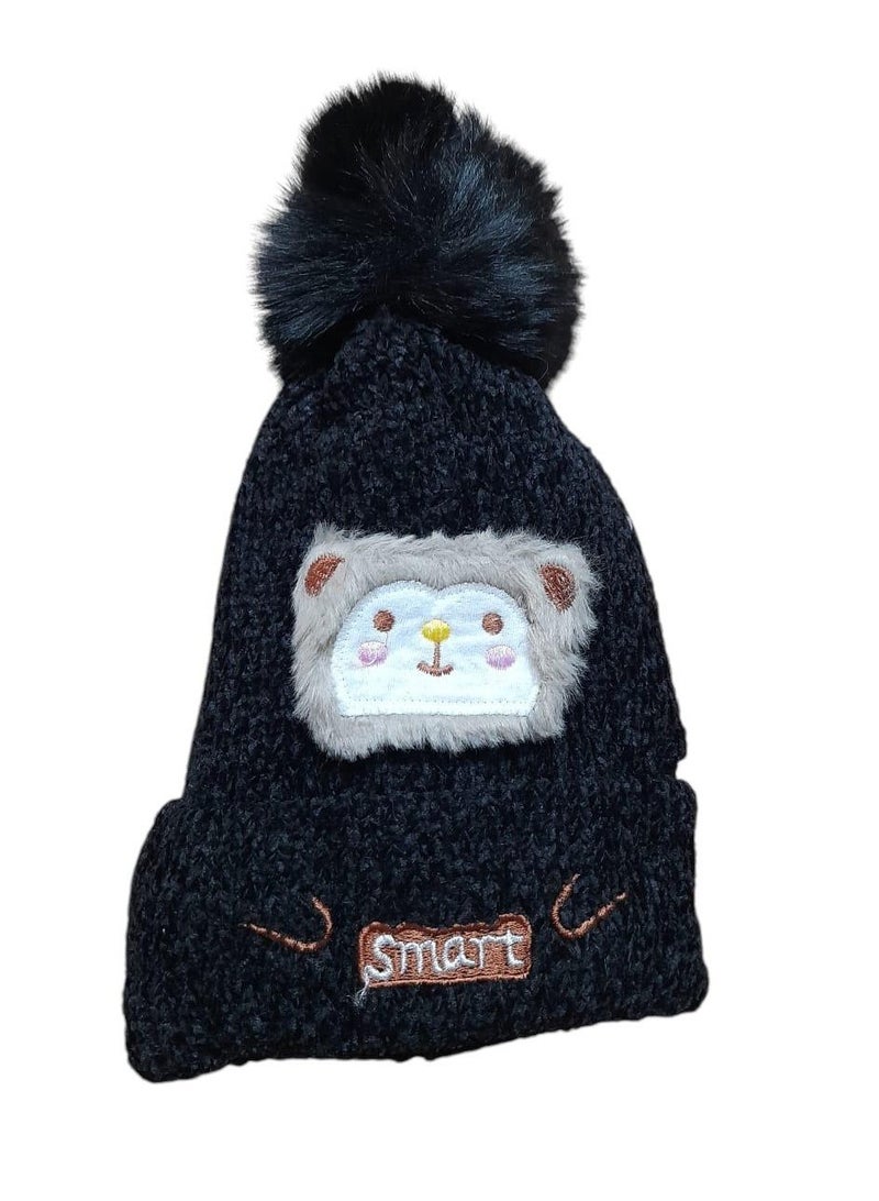 آيس كاب شتوي للأطفال مصنع من خيوط الصوف المتينة عالية الجودة، يتميز بأنه مبطن من الداخل بطريقة تشعرك بالدفء بطريقة رائعة مزود بكرة رائعة غاية في الجمال من خيوط الصوف الرائعة