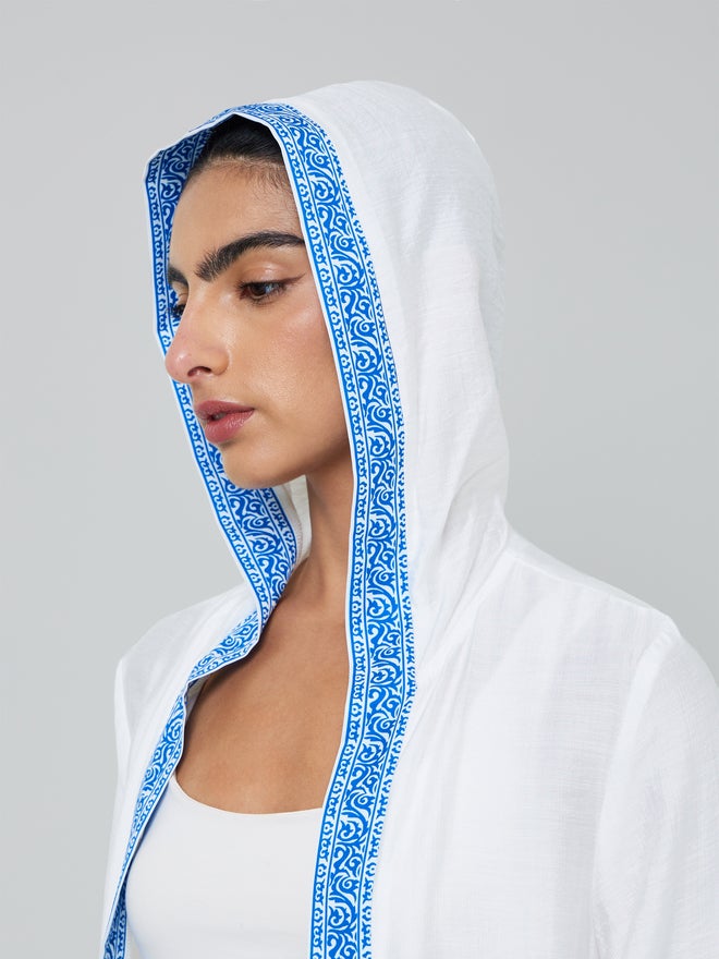 ستايلي عباية بغطاء للرأس مزينة بتفاصيل مطبعة - Image 4