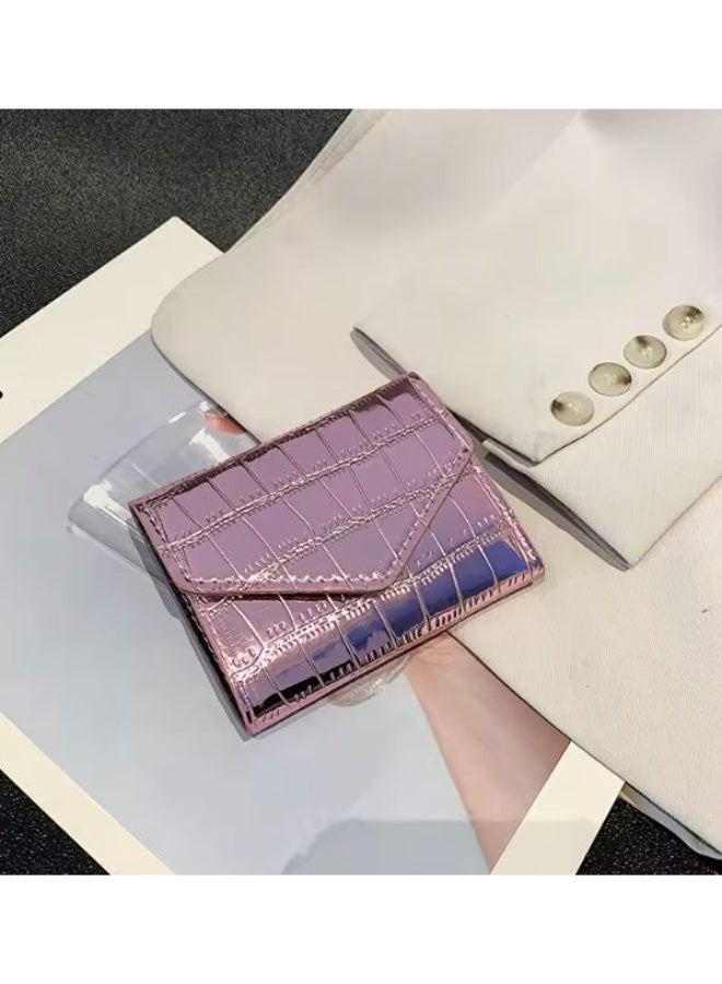 محفظة نسائية فاخرة بنقشة جلد التمساح – تصميم ميني أنيق وصغير الحجم بفتحات متعددة للكروت وجيب للنقود الورقية والعملات المعدنية – خامة جلد متينة لامعة وسهلة الحمل داخل أي شنطة – تنظيم مثالي وراحة يومية في محفظة واحدة مدمجة وعصرية - لون وردي - Image 5