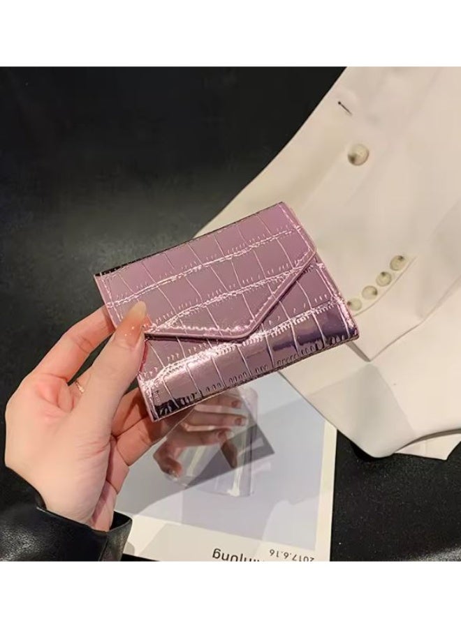 محفظة نسائية فاخرة بنقشة جلد التمساح – تصميم ميني أنيق وصغير الحجم بفتحات متعددة للكروت وجيب للنقود الورقية والعملات المعدنية – خامة جلد متينة لامعة وسهلة الحمل داخل أي شنطة – تنظيم مثالي وراحة يومية في محفظة واحدة مدمجة وعصرية - لون وردي - Image 3