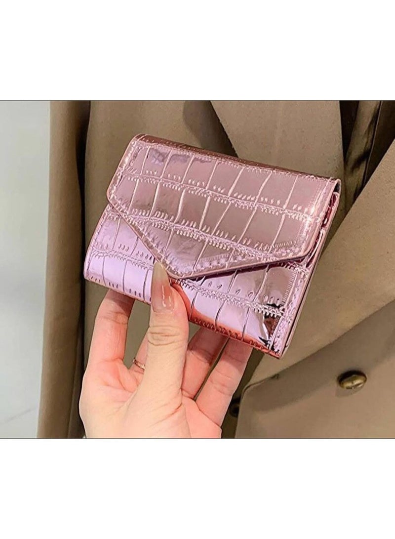 محفظة نسائية فاخرة بنقشة جلد التمساح – تصميم ميني أنيق وصغير الحجم بفتحات متعددة للكروت وجيب للنقود الورقية والعملات المعدنية – خامة جلد متينة لامعة وسهلة الحمل داخل أي شنطة – تنظيم مثالي وراحة يومية في محفظة واحدة مدمجة وعصرية - لون وردي - Image 1