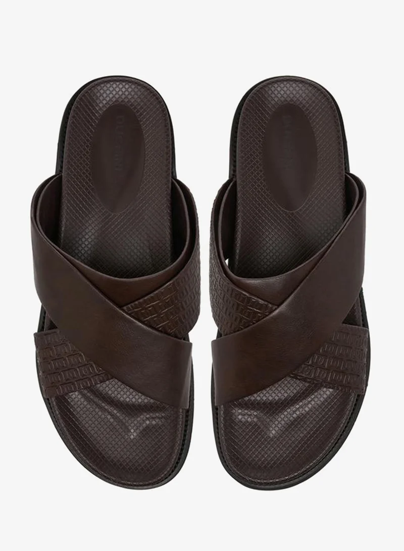 دوتشيني Men Monogram Textured Cross Strap Comfort Sandals