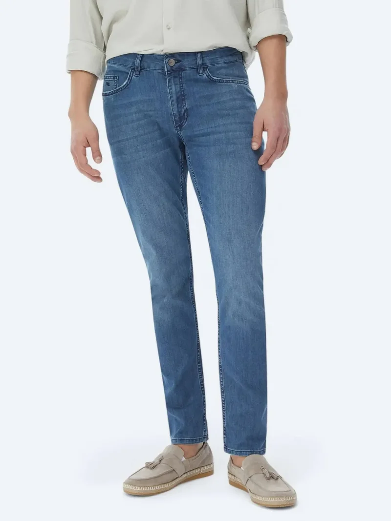 كيب بنطال جينز أزرق داكن بقصة ضيقة مصنوع من مزيج القطن