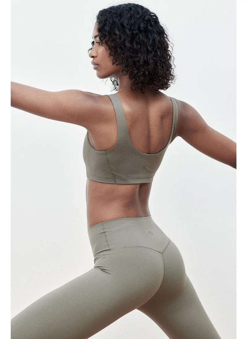 اتش اند ام Medium Support Sports bra in DryMove™