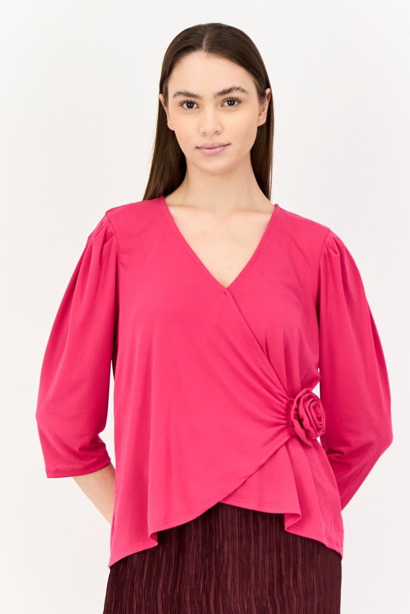 ADRIENNE VITTADINI بلوزة نسائية بأكمام طويلة على شكل حرف V، وردي - Image 1