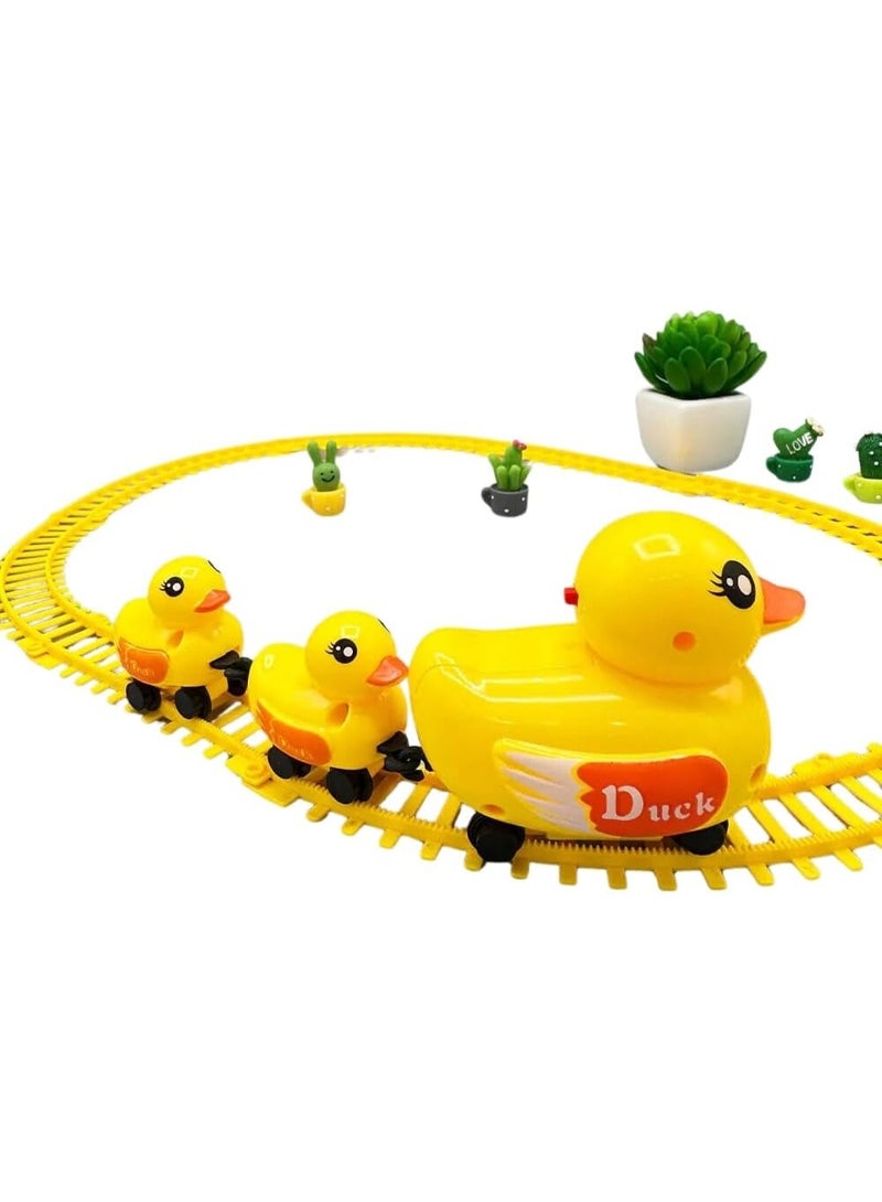 لعبة قطار البط الكهربائي للأطفال – تصميم ممتع باللون الأصفر مع 3 عربات (14 قطعة) - Image 2