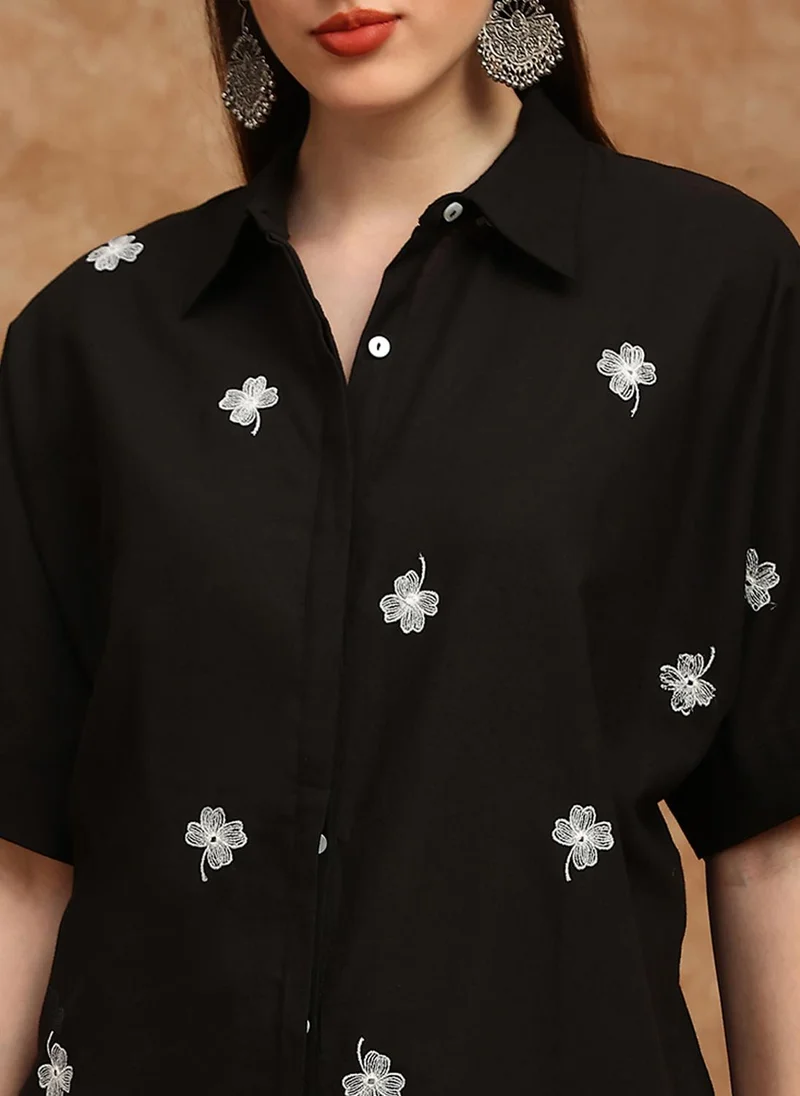 جلو باص طقم كورتا نسائي باللون الأسود مع بنطلون مطرز بالزهور وأكمام ممتدة