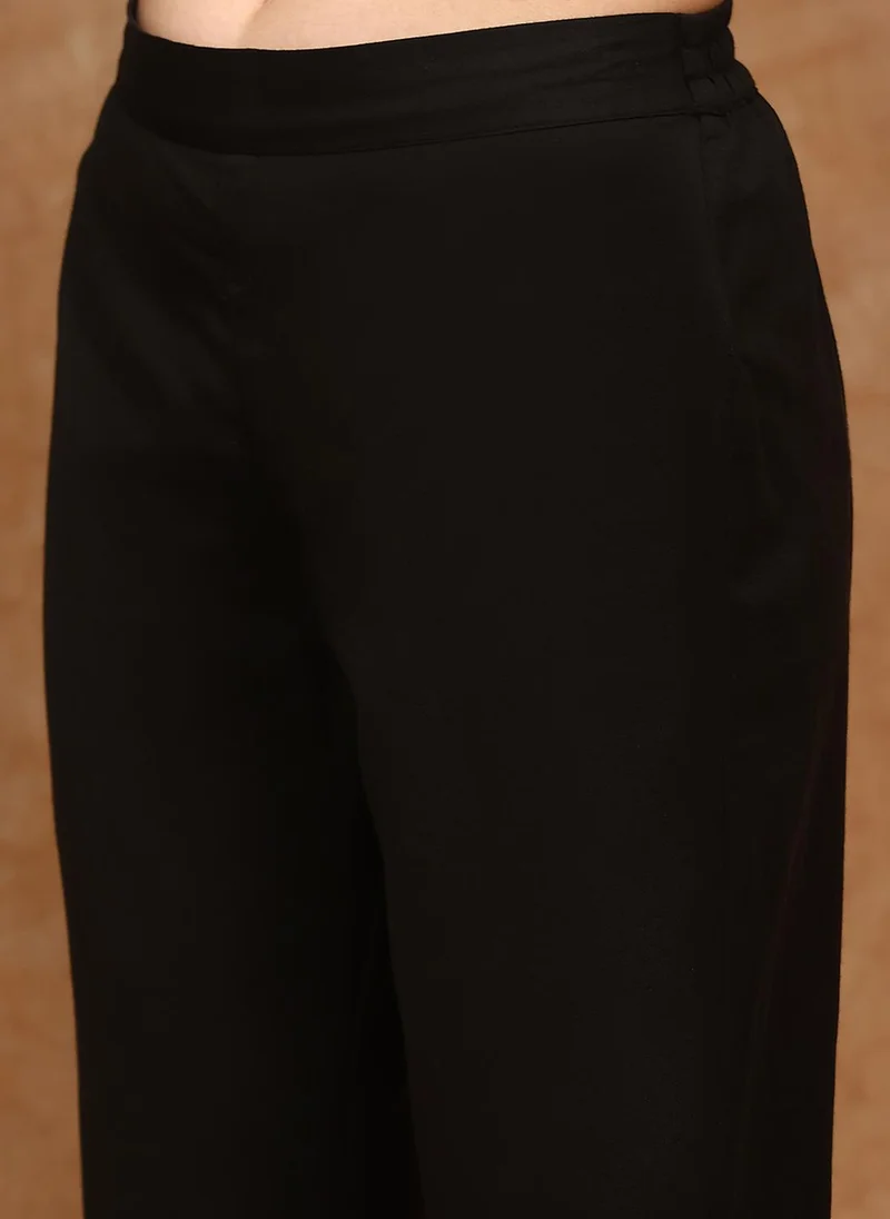 جلو باص طقم كورتا نسائي باللون الأسود مع بنطلون مطرز بالزهور وأكمام ممتدة