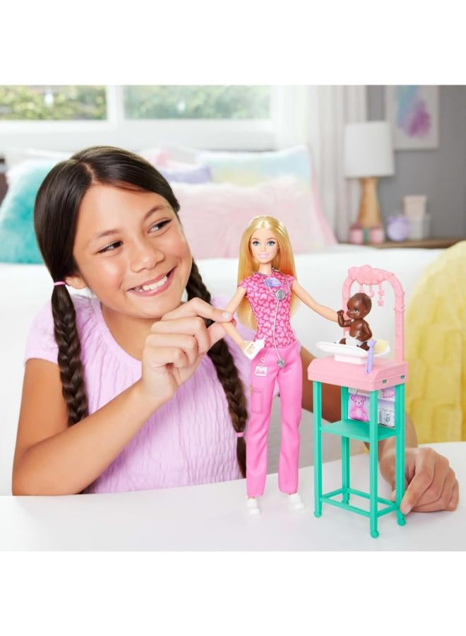 Barbie Barbie Pediatrician Set with Blonde Doll in Pink Work Outfit, 1 Baby Doll, Baby Furniture and Accessories, JCR72 - Image 3