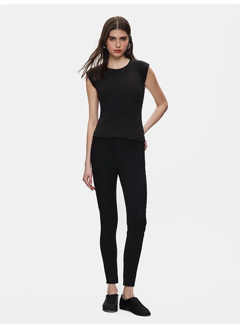 ال تي بي Black T-Shirt